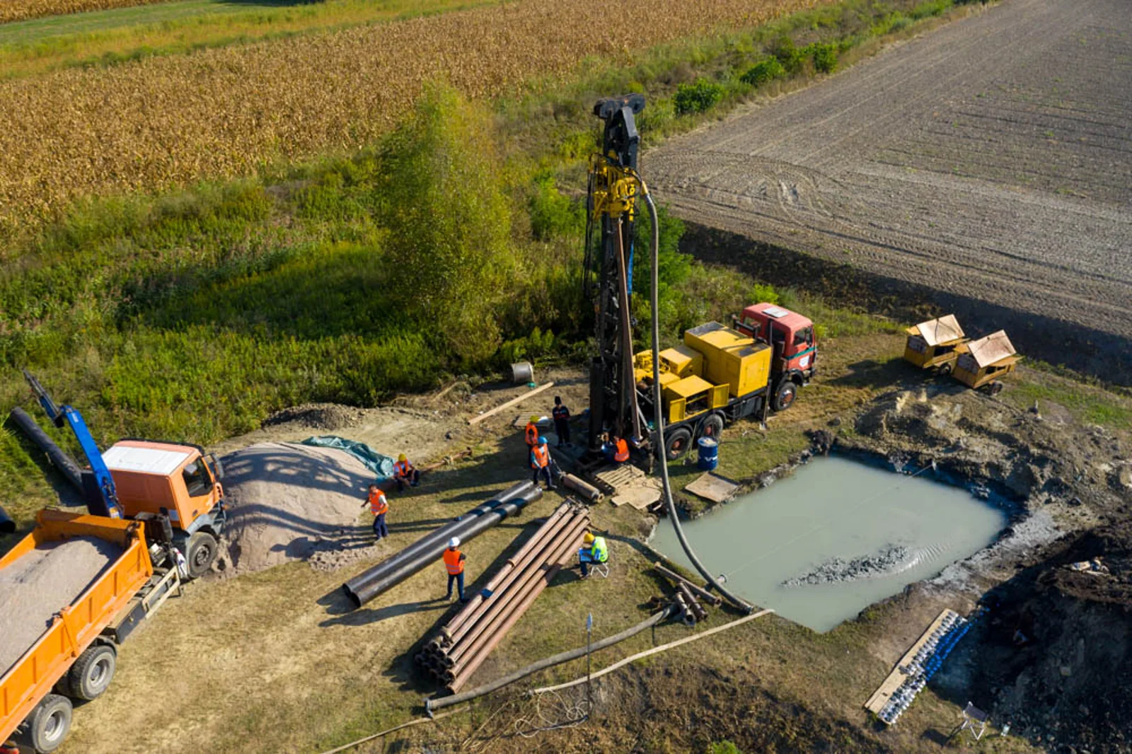 Bušenje zdenca opremom VHGR-a na radilištu uz poljoprivredne površine